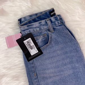 Light wash split hem jeans💙